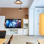 Lawyer's Alessi Pool & Appartamento Năvodari