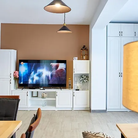 Lawyer's Alessi Pool & Apartamento Năvodari